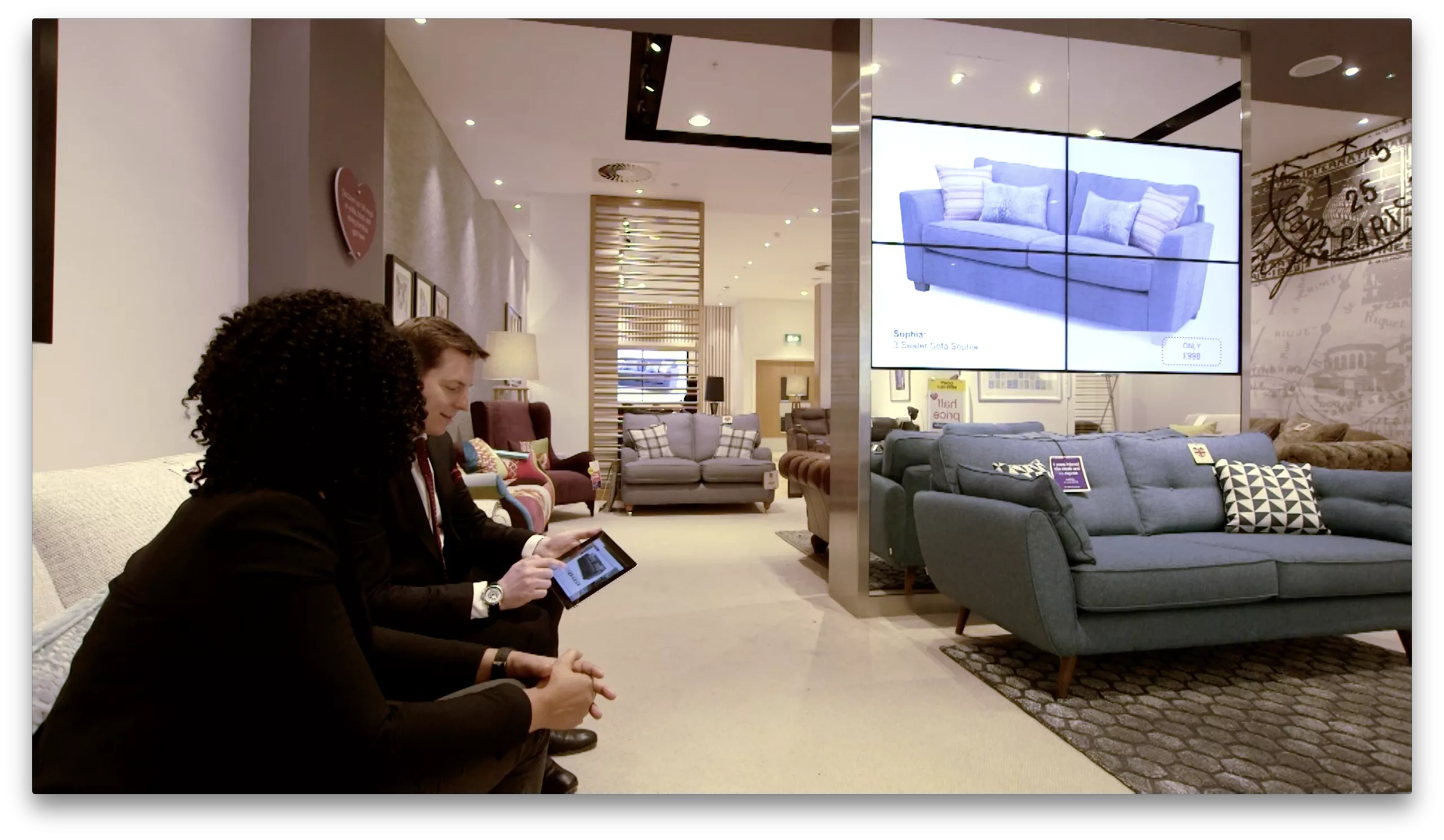 Digital Signage vereinfacht die Beratung - Produkte, die nicht auf der Fläche präsentiert werden können, können trotzdem digital gezeigt werden.
