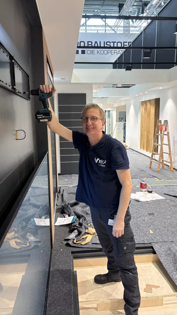 Unser Kollege Ludger beim Aufbau auf dem EUROBAUSTOFF-Forum.