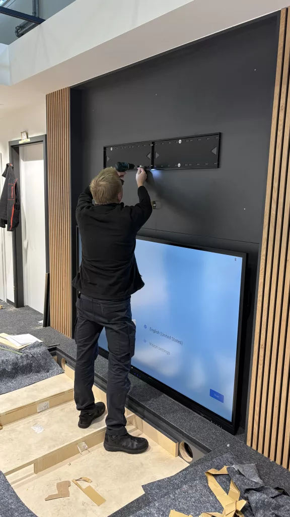 Unser Kollege Ludger beim Aufbau auf dem EUROBAUSTOFF-Forum.