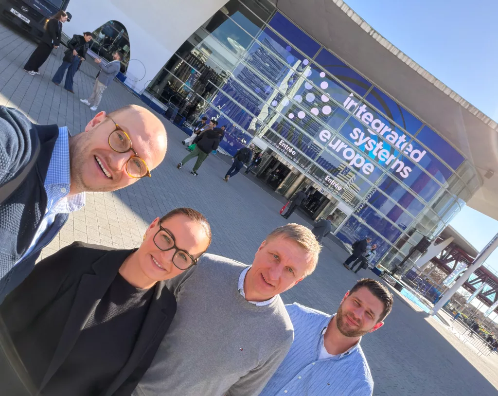 Unser Team auf der ISE 2026:
André Brinkmöller, Nicole Horst, Ludger Teders und Marcel Redegeld.